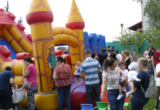 Os meniños e meniñas da gardería municipal de Brión celebran coas súas familias unha festa de fin de curso con inchables